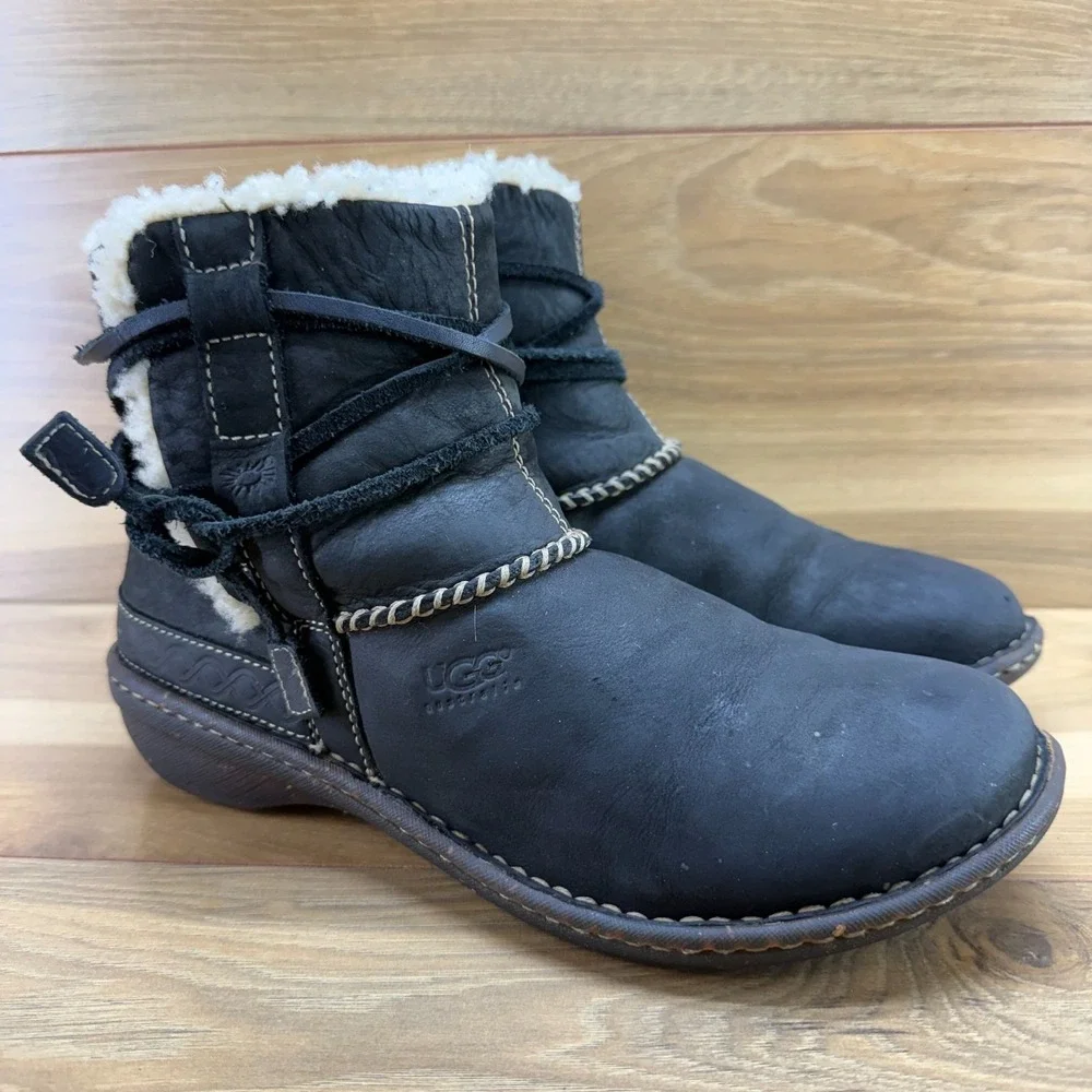 UGG Cove Ankle Boots 10 Black Leather Shearling Fur Lined Cozy Sherpa Cabin Core